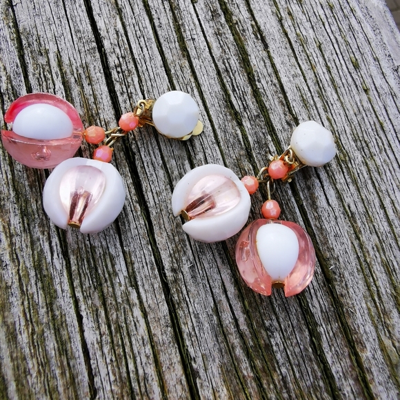 Vintage White and Pink Plastic Bead Necklace and Clip On Earrings - Picture 7 of 16